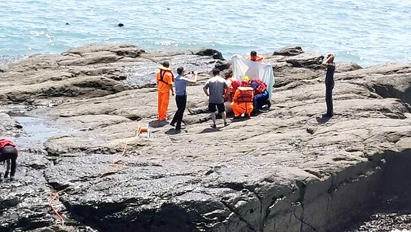 釣客被「瘋狗浪」捲入海造成四死意外，宜蘭縣政府公告垂釣者要穿救生衣，但無罰則。圖／海巡署提供