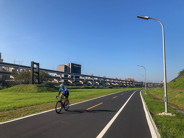 北市自行車道總體檢，目前還剩7處缺失還未修繕。圖／北市水利處提供