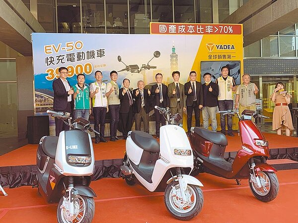 能海電能科技搶攻輕型電動機車市場,昨發表新產品EV-50,發表會現場熱鬧滾滾。能海電能也積極研發重型機車,讓綠能儘速取代燃油車。(林欣儀攝)