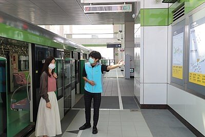 為提供市民與旅客更完善服務,台中捷運公司預計10月成立中捷志工隊,協助站內引導、諮詢及緊急狀況處理。圖/台中捷運公司 人力資源處提供