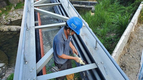 建商在汐止水源路二段侵占國有地違規搭管線橋，已經拆除。圖／新北市政府