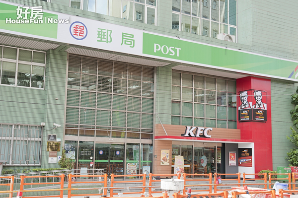 信義路與建國南路交叉口,郵局總部出租KFC。(好房news記者 陳韋帆/攝影)
