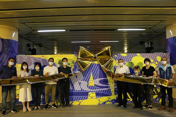 新北市市長侯友宜(右四)、文化局局長龔雅雯(右二)、板橋區區長范姜坤火(右一)及與會貴賓進行場地開箱大合照(文化局)。圖/新北市政府文化局提供