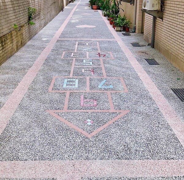 大安區光武里後巷出現「跳格子」。圖/台北市衛工處提供