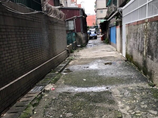 在汙水接管後巷美化前，潮濕、髒亂的樣貌使民眾難以親近。圖／台北市衛工處提供