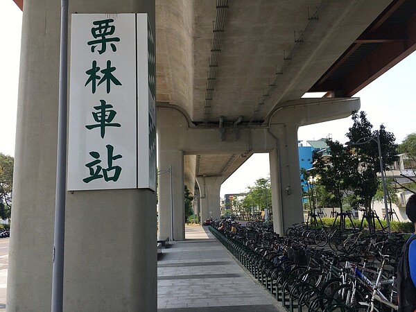 台中市議員周永鴻今天和相關單位會勘頭家厝和栗林車站，要求市府優先設置ibike站。圖／周永鴻服務處提供