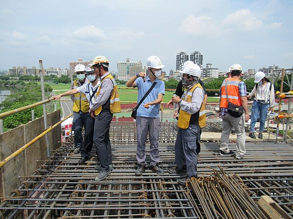 台北市勞檢處長江明志日前率隊至「中正橋改建工程」實施聯合輔導稽查。圖/台北市勞動局提供
