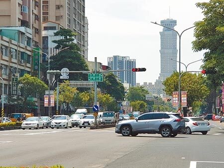 高市工務局因廠商備料延誤,8日一早在高雄市民族路建功、同盟路路段刨鋪路面施工,上班時段造成大塞車引發民怨。(袁庭堯攝)