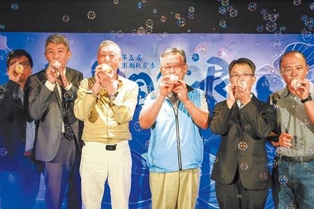 交通部長林佳龍昨表示,將編列12億元預算,支持旅行業數位觀光與數位轉型PP。圖為澎湖縣長賴峰偉(右三)與雄獅旅遊董事長王文傑(右四)力推秋冬澎湖行。(本報資料照片)