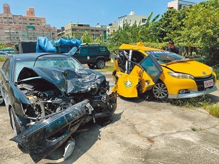 沈男駕駛的黑色轎車追撞計程車，兩車撞成廢鐵。（柯宗緯攝）