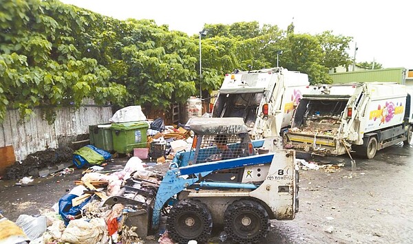 北市延平北路7段一處停車場常發出惡臭，環保局稽查仍未改善，還發現該公司於停車場使用鏟裝機，也就是小山貓進行廢棄物轉運。圖／北市環保局提供