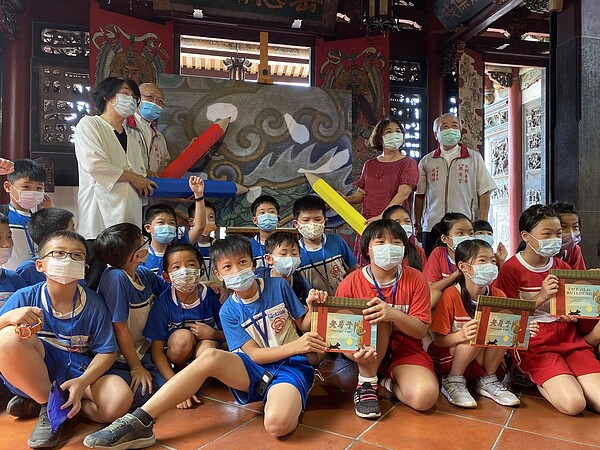 文化資產保存研究中心昨天在台南興濟宮啟動「 老房子」學童走訪老廟計畫。記者修瑞瑩/攝影