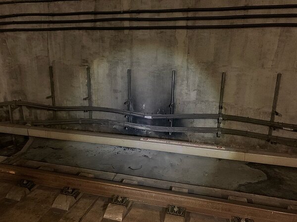 高雄捷運列車在後驛站發現隧道電纜有火花，站長提滅火器搶救。圖／高捷公司提供