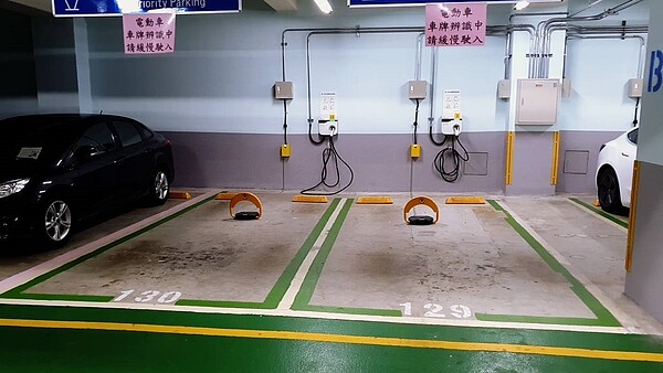 北市停管處在電動車停車格位新設車牌辨識系統及「地鎖」進行管理，無人使用時，車格中間的地鎖會立起。圖／徐弘庭辦公室提供