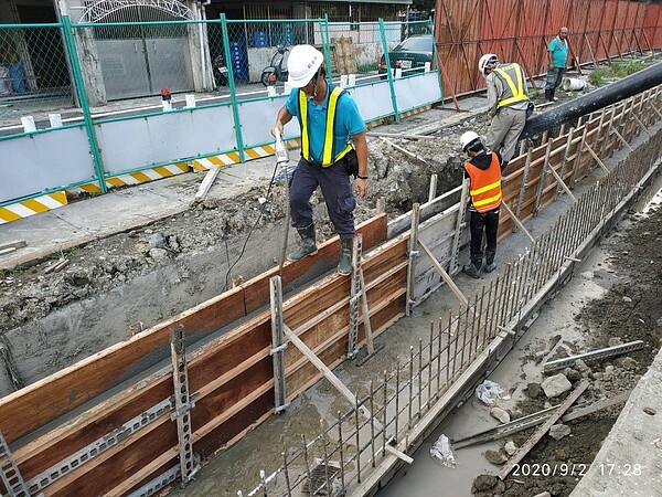 高雄市長陳其邁8日在市政會議指示鐵路地下化園道開闢工程加快進行，明年農曆年前開放7成平面園道。圖／高雄市工務局提供