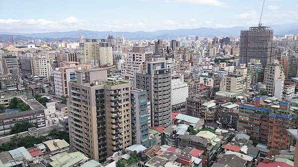 一名女網友上網詢問月入10萬想買千萬元的房子是否可行?貼文也引來許多網友的勸阻。 圖/聯合報系資料照片