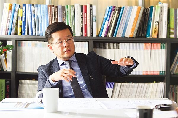 欣詮建設董事長陳聖中說：「建築必須創造永恆價值，才對得起城市。」於是誕生了「從綠地長出的建築物，演化成為書香居住」的「淺草棧」建案。圖／業者提供