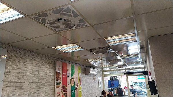 新北店家裝設吸頂循環扇及空氣門簾,大幅降低空氣悶熱感及有效阻隔廚油煙辛辣味飄散,一年約可節省8%的用電量。圖/新北市政府提供