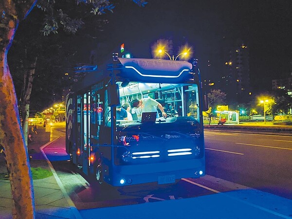 自駕巴士半夜測試嚇壞不少民眾,北市最快月底開放民眾免費試乘。圖/議員林亮君提供