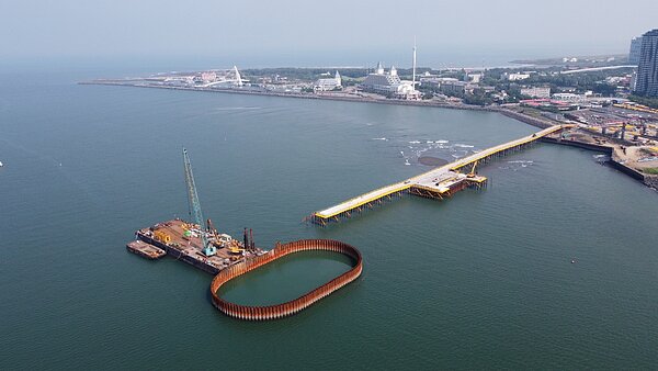 淡江大橋主橋塔高度約210公尺，最大跨距450公尺，會是全世界最大跨距單塔不對稱斜張橋。圖／公路總局