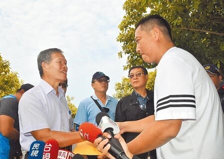 永安區養殖戶代表蔡祝林（右）10日上午到永安區鹽保路陳情，台電代表接受陳情書，允諾將協助改善噪音問題。（林瑞益攝）