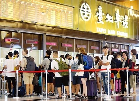 台鐵國慶連假車票昨日零時起開賣，台鐵局表示，10日上午9時止，總計完成8萬2101筆、14萬8299張訂票，訂票過程尚稱順利，東部幹線仍熱銷。（本報資料照片）