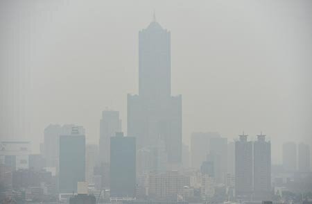 圖為2015年12月,高雄85大樓周圍籠罩在灰濛的陰霾空汙中。(本報資料照片)