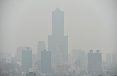 圖為2015年12月，高雄85大樓周圍籠罩在灰濛的陰霾空汙中。（本報資料照片） 