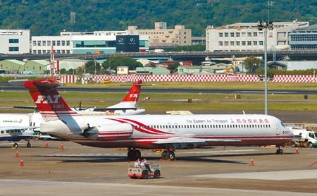 遠東航空公司因欠稅9600萬餘元，編號B-28017的MD-82型飛機將拍賣。（本報資料照片）