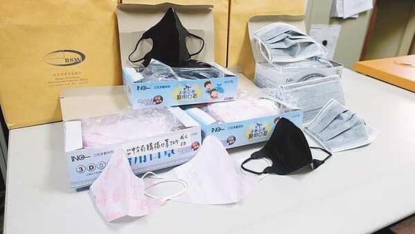 經濟部標檢局自市面上購得的豪品3D口罩，確認並非豪品工廠生產，而是以陸製非醫用口罩進口後，隨即改以自家外盒重新包裝後冒充。（謝瓊雲攝）