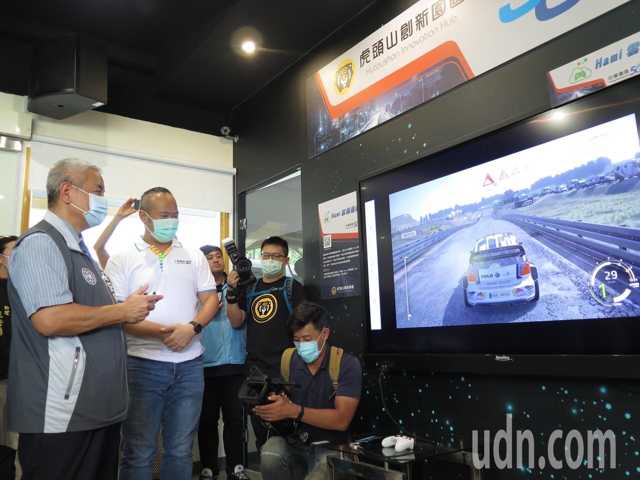 營運廠商勤崴國際與中華電信、桃園市政府合作在園區打造1處整合5G C-V2X蜂巢式車間通訊做為自駕車與路側設備通訊的5G垂直應用實證場域,副市長高安邦到場體驗。記者張裕珍/攝影