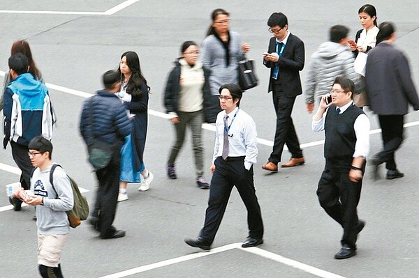 明年元月起,基本工資月薪將調至2萬4000元、時薪則調升至160元。勞動部今預告修正「勞工退休金月提繳分級表」,預估影響115萬1535名勞工。 聯合報系資料照