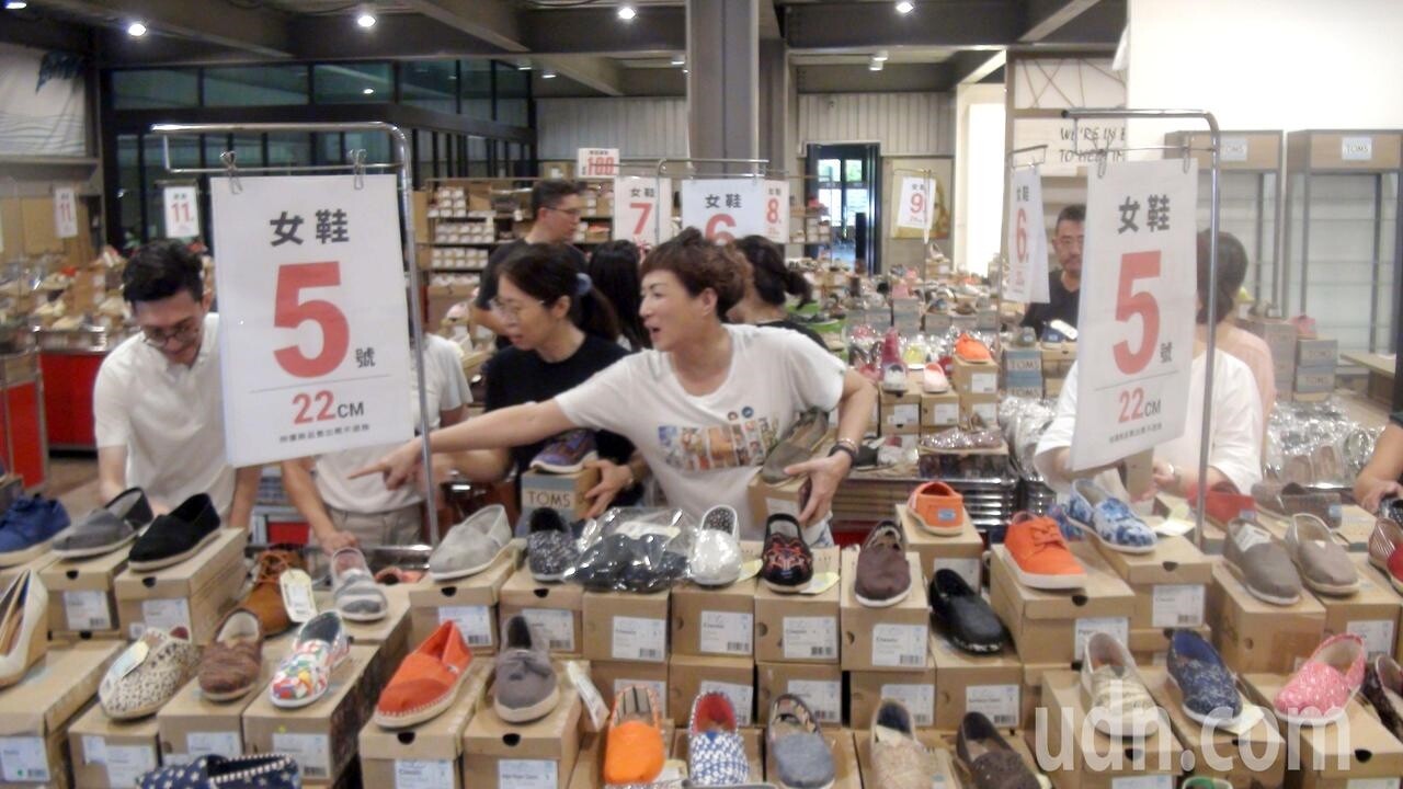 TOMS、SANUK兩大美國休閒鞋品牌破天荒特賣，下殺1.5折。記者王昭月／攝影