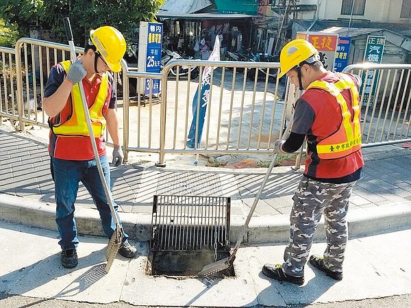 環保局每週協助台中火車站清理站外復興路方向惡臭側溝作法,市議員李中批是治標不治本。(台中市議員李中提供/陳世宗台中傳真)