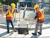 化糞汙水外溢　火車站外圍飄惡臭