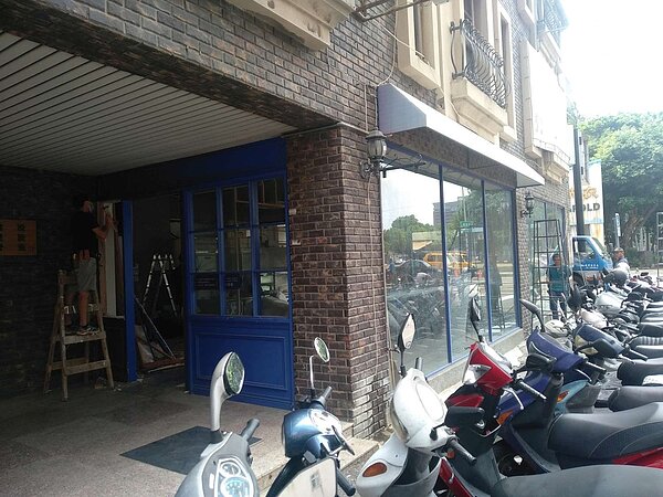 演藝路與北大路口,店家自拆騎樓障礙物。圖/新竹市都發處提供