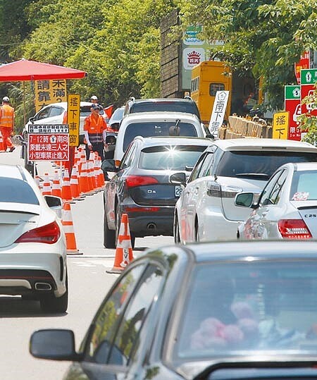 為避免中秋及國慶連假重演國道5號連塞32小時噩夢,交通部長林佳龍與宜蘭、花蓮業者合作,搭乘客運後租車可享最低65折優惠,林佳龍再加碼,憑2者票根搭客運回程,最高還可折200元。(本報資料照片)