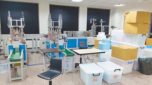 調查局查獲漢賓國際有限公司大量生產一般口罩,再仿製口罩國家隊標有醫療許可證字號之醫療口罩外盒包裝,販售給中部地區各大藥局及口罩供應商。(調查局提供)