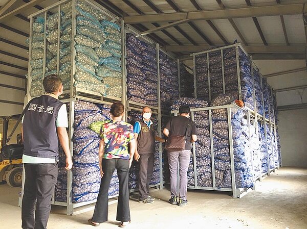 雲林縣調查站11日會同雲林縣政府,在虎尾鎮查獲林姓蒜商囤積150公噸蒜頭。(雲林縣調查站提供/周麗蘭雲林傳真)