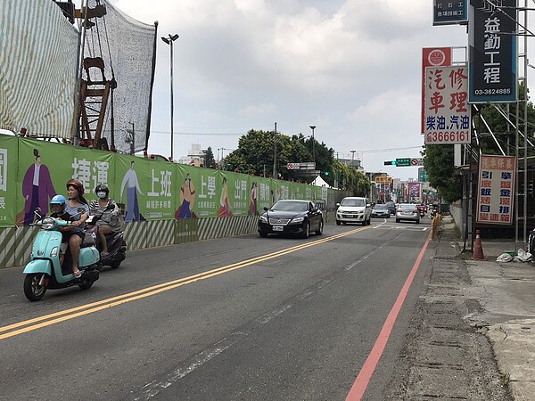 桃園捷運綠線施工如火如荼，八德區市議員呂淑真抱怨，施工單位通知不周，介壽路一段一帶原說今年5月開始封路，但最近才知道明年5月才要封，造成店家損失。圖／市議員呂淑真提供