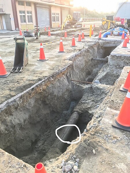 台中市清水區台灣中油2個柴油槽管線漏油汙染土壤(白色圓圈處),環保局依水汙染防治法將裁處1萬至600萬元罰鍰。圖/台中市環保局提供