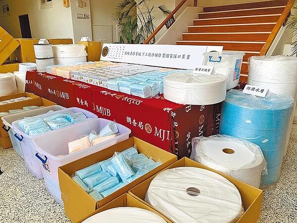 仿冒國家隊口罩連3爆,圖為台中檢調破獲不肖廠商製造假醫療用口罩,查扣大批原料。(林欣儀攝)