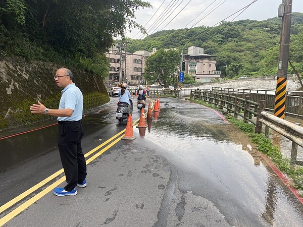 基隆中和路昨天爆水管，水淹馬路、人行道。圖／施偉政提供