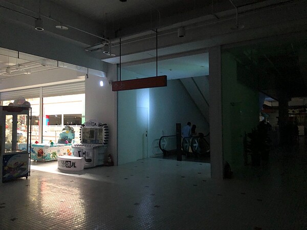 花蓮吉安鄉新天堂樂園今天中午短暫停電3、5分鐘,賣場陷入黑暗,僅從天井透光。圖/民眾提供