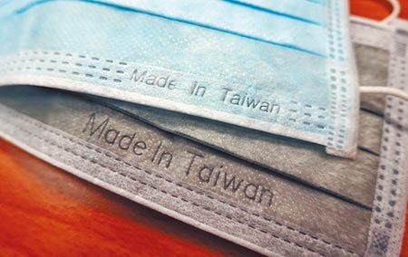 目前台灣市面流通的口罩，僅打上鋼印「 Made In Taiwan 」且大小不一，未來新制上路後，台灣製口罩將印上醫用「MD」及台灣製造「 MIT」雙鋼印標記。（姚志平攝）