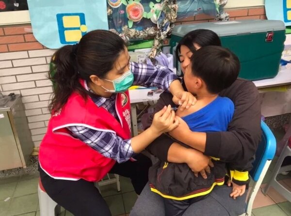 桃園市高中職以下教師是否隨班施打流感疫苗，一直都備受教師團體關注。圖／桃園市衛生局提供
