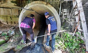 新北市環保局稽查員在排放口採樣。圖／環保局提供