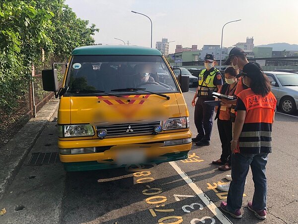 新北市政府擴大聯合稽查學幼童接送車輛，攔檢8輛，其中2輛未經教育局核備就上路，共罰1萬2000元。圖／教育局提供