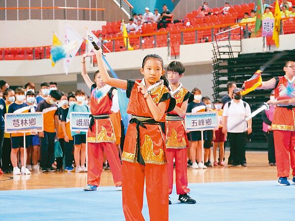 新竹縣全縣運動會12日起一連4天在縣立體育場舉行,開幕儀式安排六家國小武術表演。記者巫鴻瑋/攝影