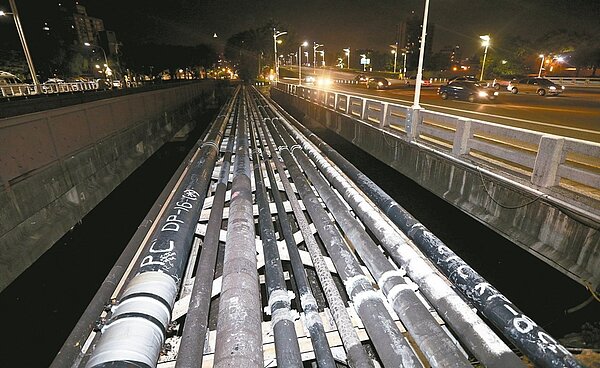傳出乙烯外洩的輸送管,昨天仍未能找出有問題的管線,還要幾天才能抓出漏洞。記者劉學聖/攝影